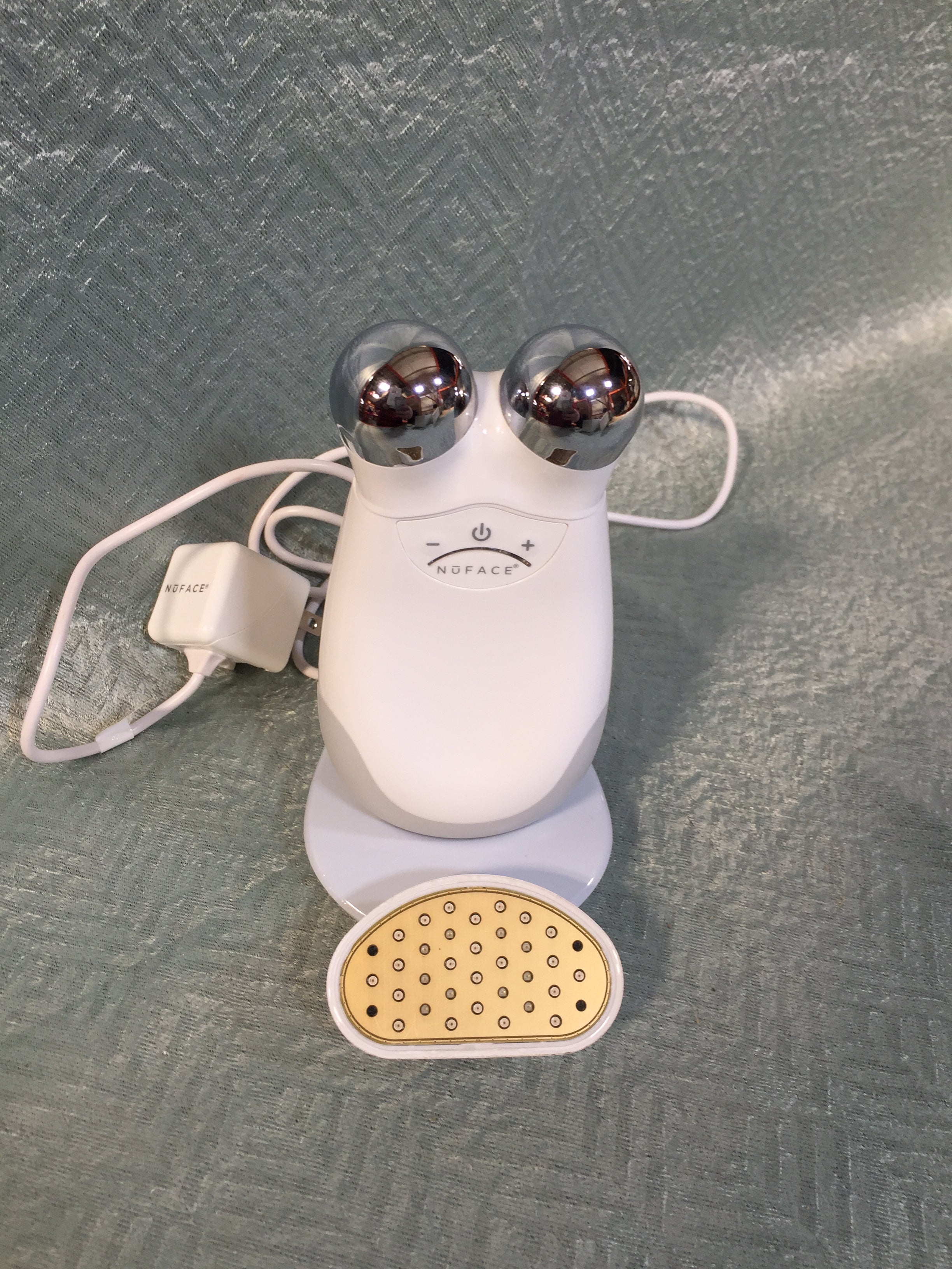 NuFACE Trinity Red Light Facial Toning Kit with Wrinkle Reducer Attachment (7567337226478)